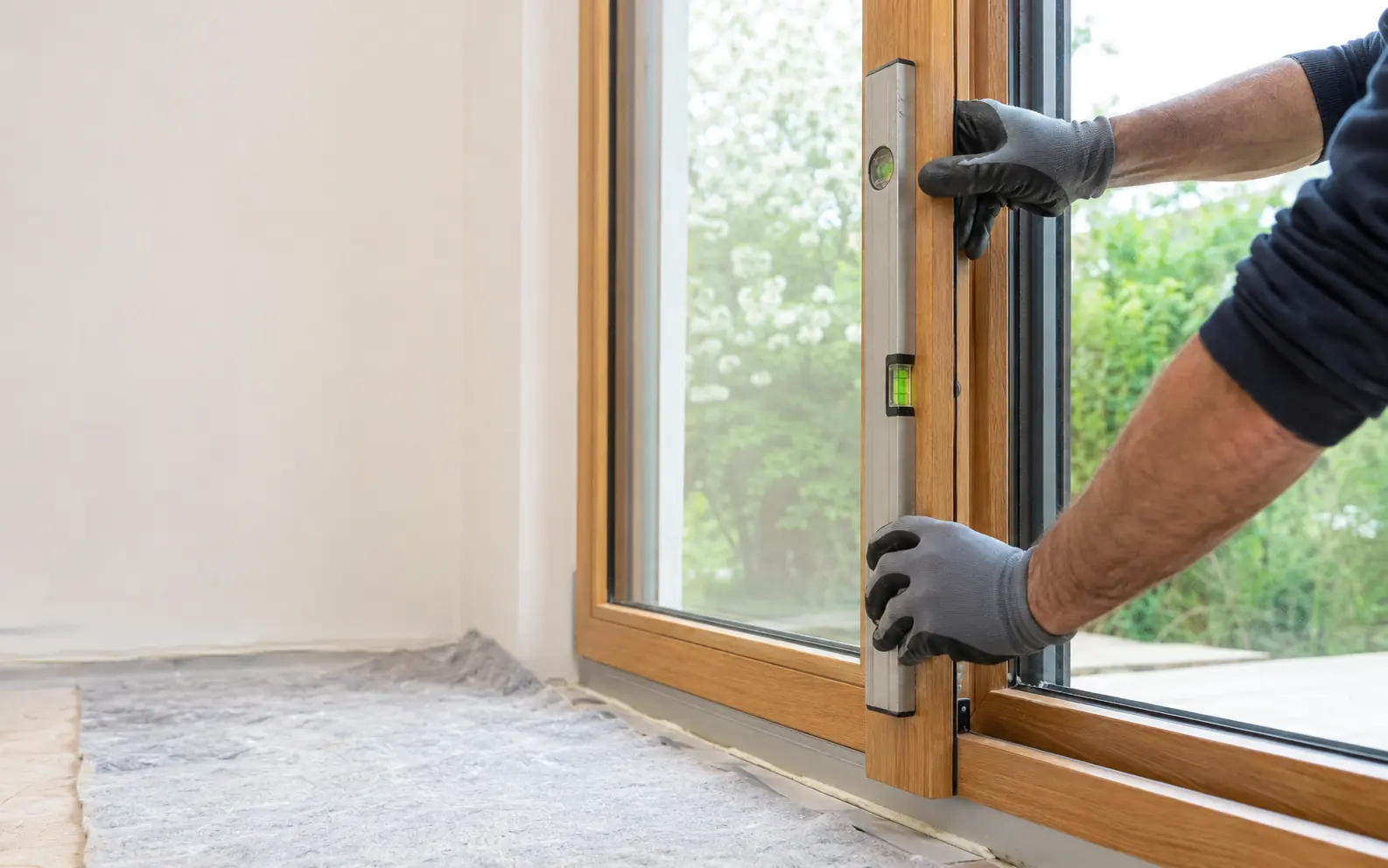 Fensterlösung aus Holz mit präzise ausgeführten Rahmen