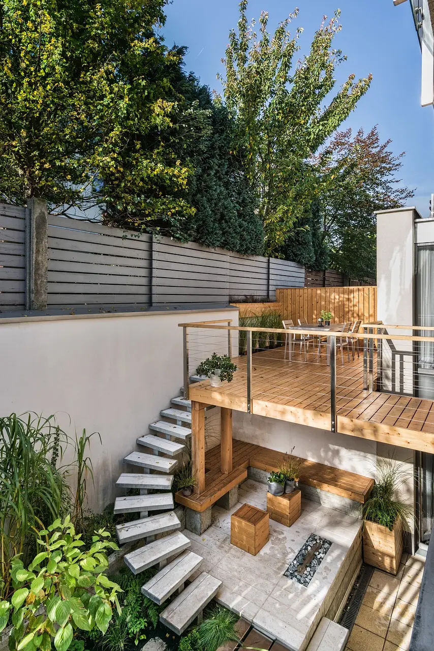 Terrasse aus Holz mit Treppe und Geländer