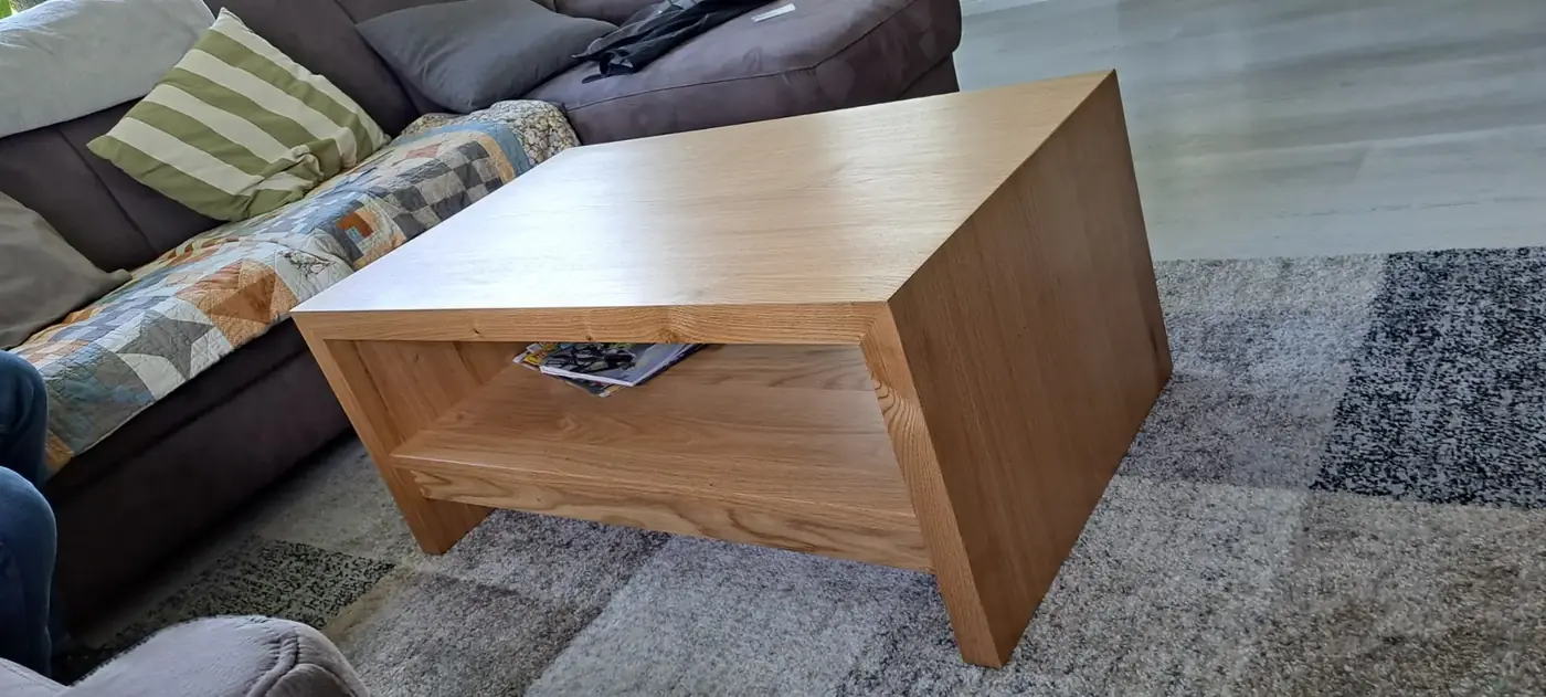 Maßgefertigter Couchtisch aus Eiche im Wohnraum
