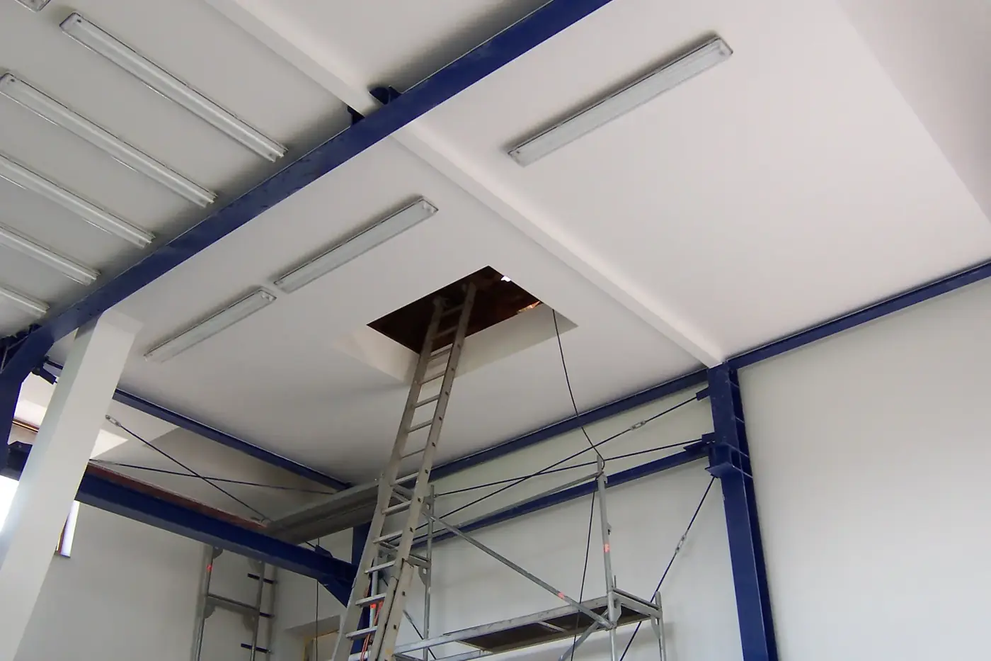 Neu ausgebaute Deckenflächen in einer Halle