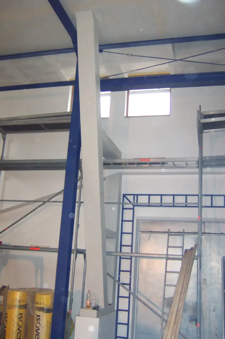 Innenausbau einer Halle mit tragenden Stahlrahmen