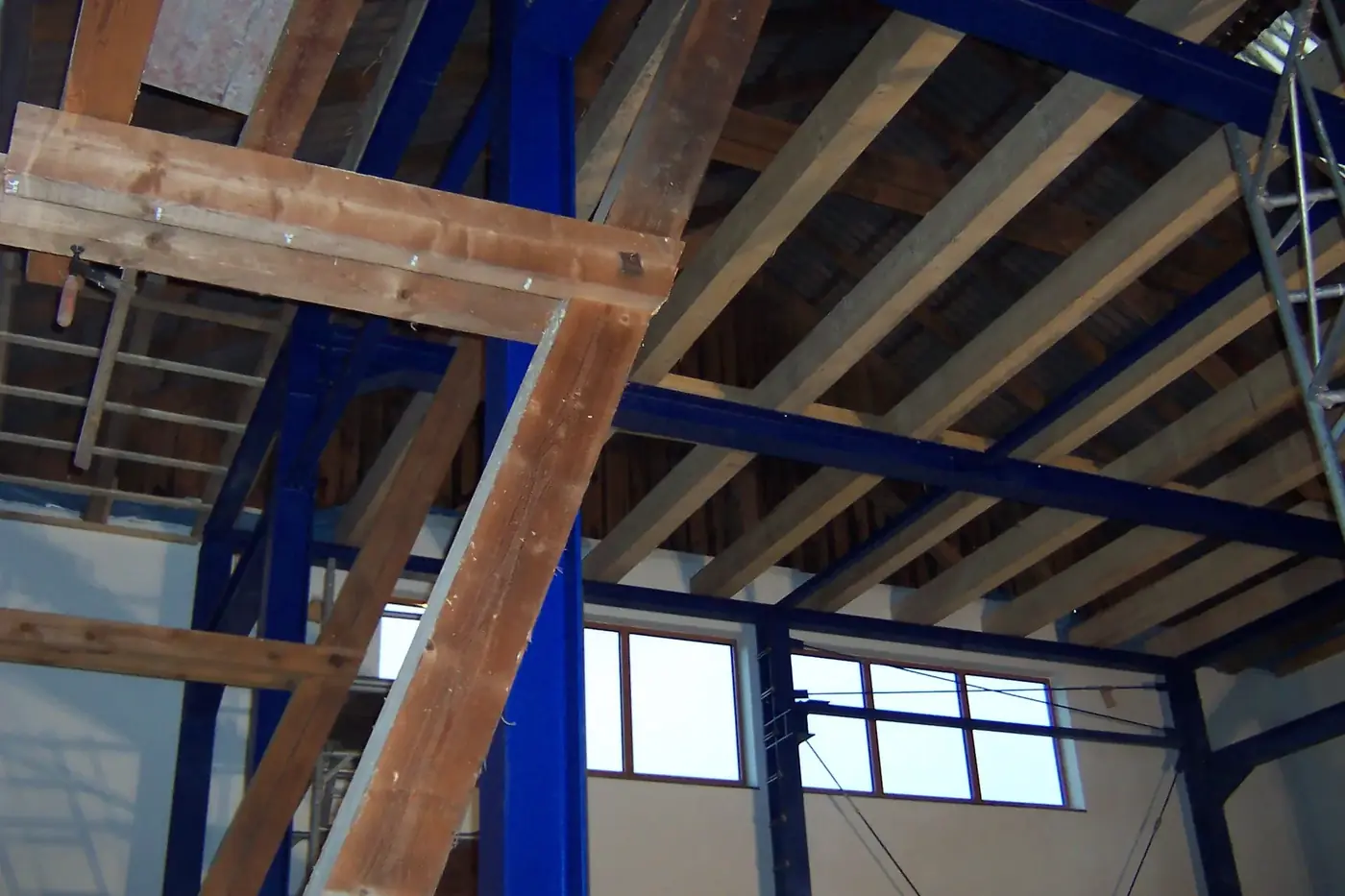 Innenausbau mit Stahlträgern und neu eingezogenen Holzbalken