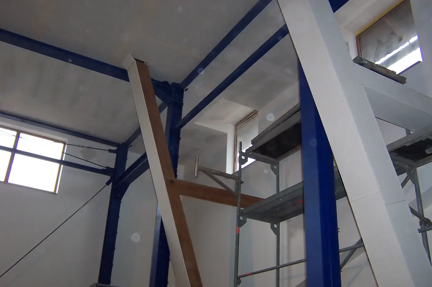 Stahlrahmen und Holzbauteile bei einem Innenausbauprojekt