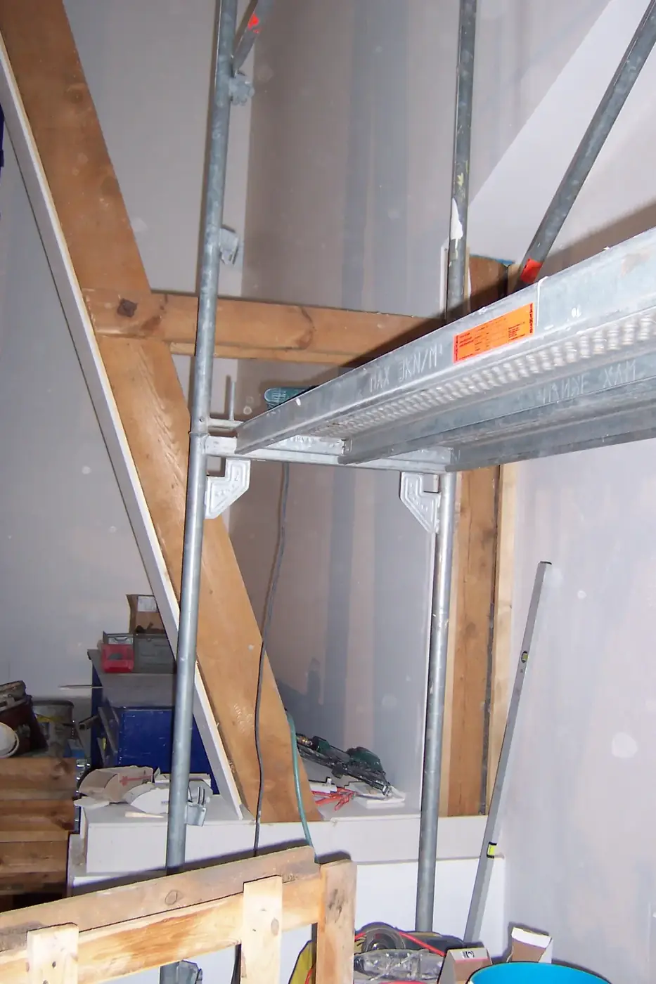 Wandaufbau und Innenausbau während der Montage
