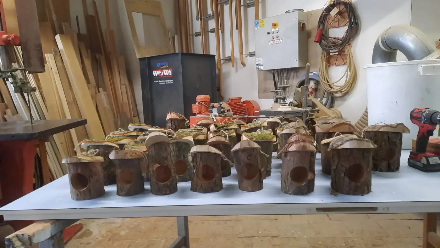 Viele handgefertigte Vogelhäuser in der Werkstatt von Ingolf Miny