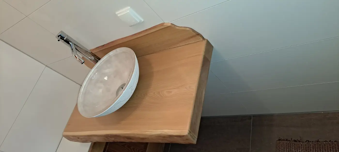 Waschtischplatte aus Massivholz mit aufgesetztem Waschbecken